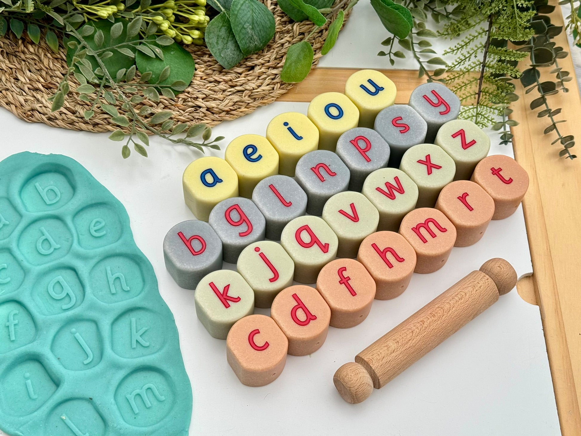 Kisbetűs ábécé mintázó kövek készlete a teljes betűsorral – Yellow Door Alphabet Stamping Stones Lowercase.
