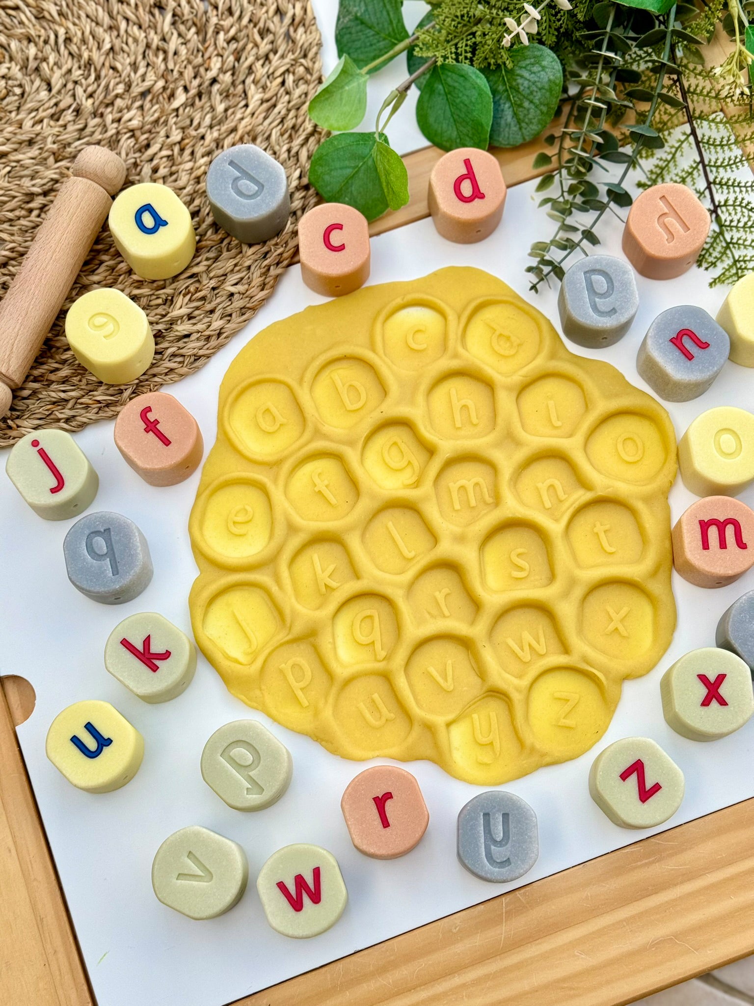 Kisbetűs ábécé lenyomatok gyurmában a Yellow Door betűkövekkel.
