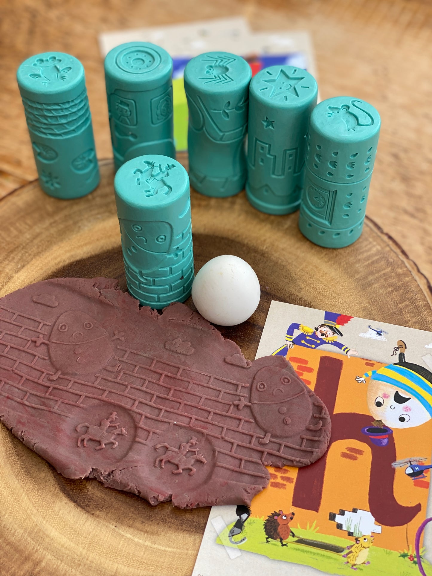 Mondókás gyurmahengerek Humpty Dumpty jelenettel és gyurmalenyomatokkal.