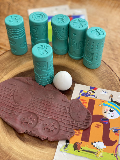 Mondókás gyurmahengerek Humpty Dumpty jelenettel és gyurmalenyomatokkal.