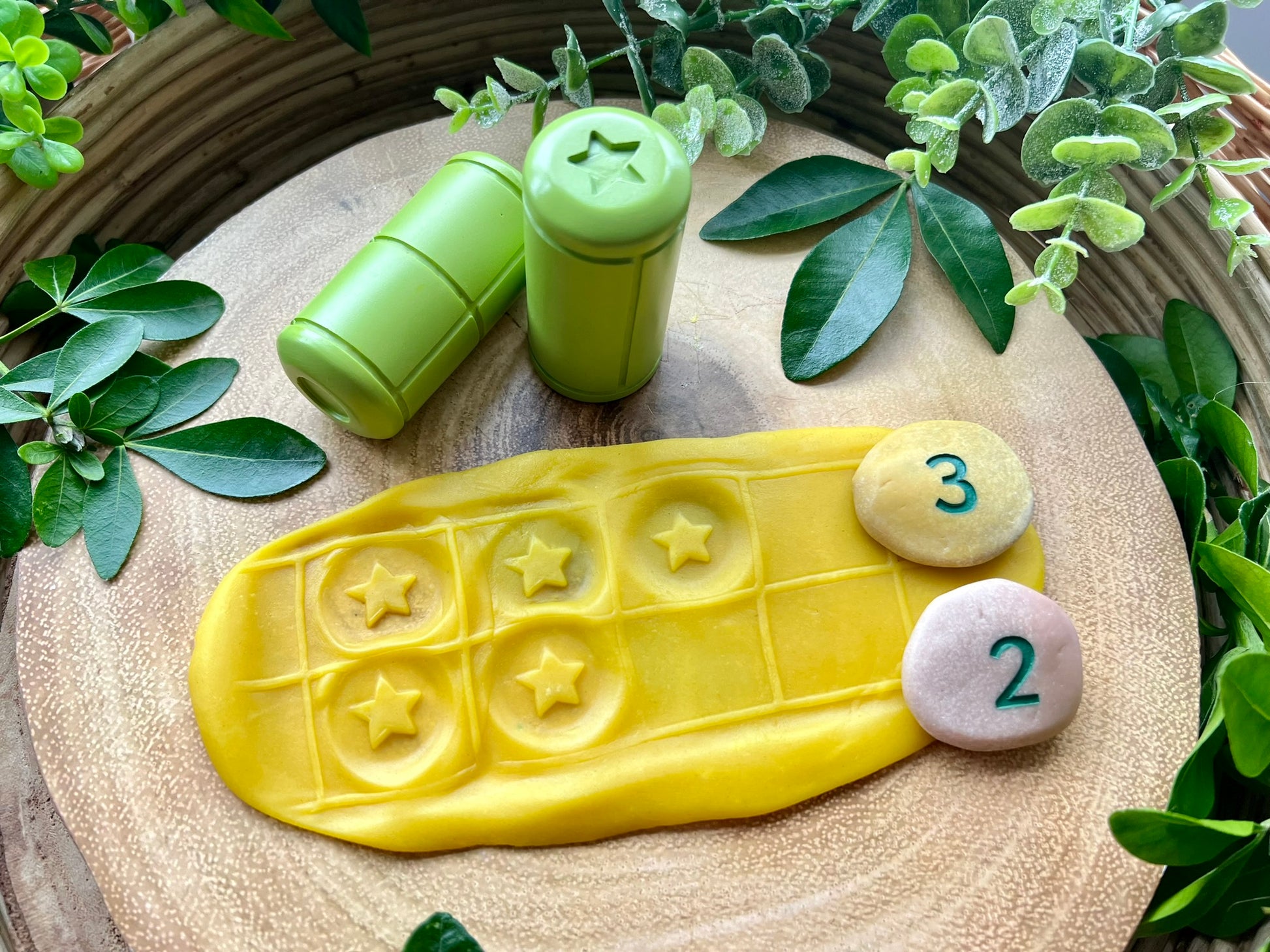 Számkeretek gyurmahengerek sárga gyurmába nyomott csillag mintákkal és számkövekkel – Yellow Door Let's Roll Number Frames