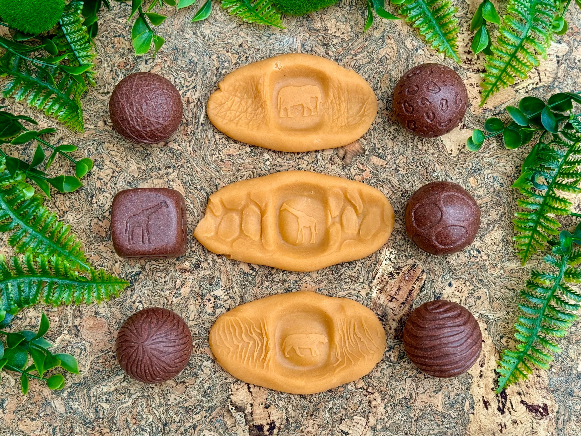 Vadállatok mintázó gömbök, állatokat ábrázoló dobókocka és a hozzájuk tartozó gyurmalenyomatok.