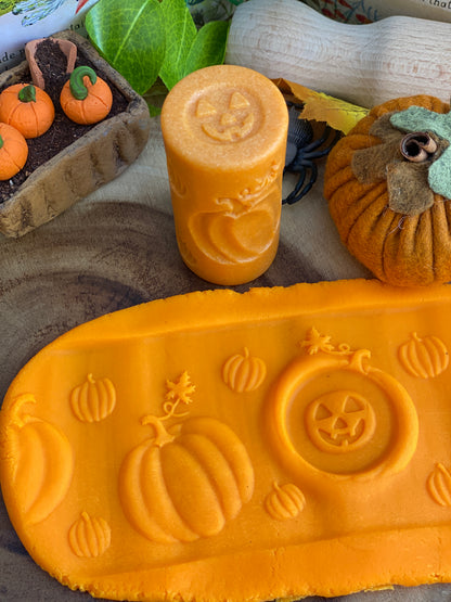 Őszi tökös Yellow Door gyurmahenger lenyomata Halloween témájú gyurmázáshoz és kreatív játékokhoz.