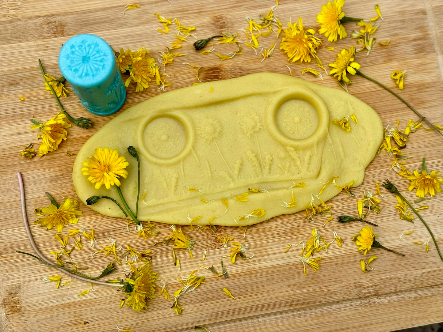 Pitypangos Yellow Door gyurmahenger lenyomata valódi pitypangvirágokkal, tavaszi természetismereti játékhoz.